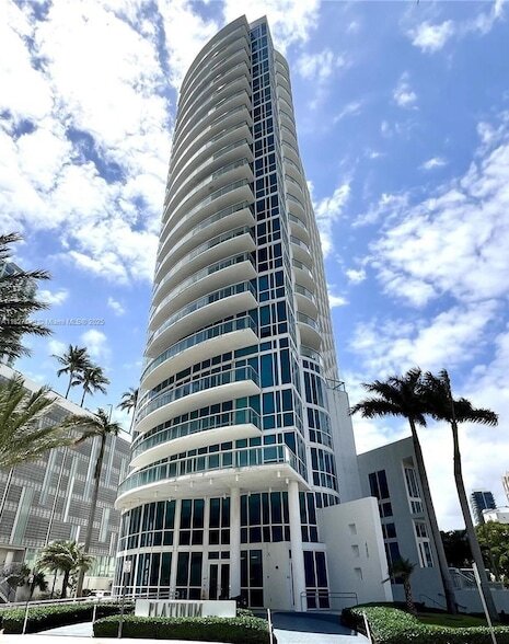 480 NE 30th St, Unit 1403 in Miami, FL - Building Photo