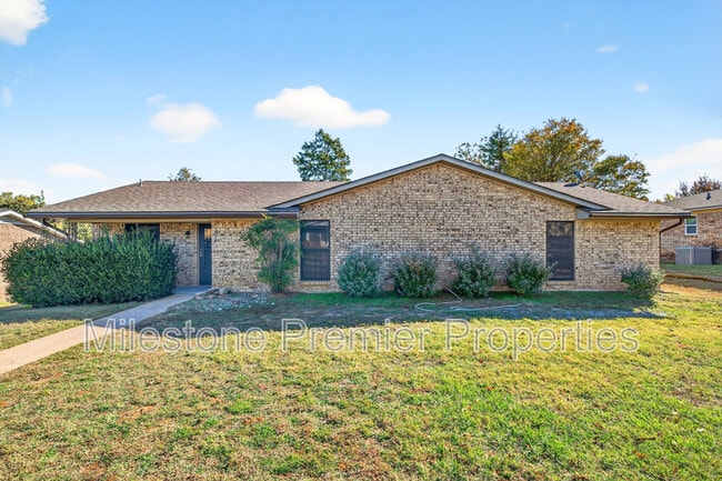 property at 3014 Jennifer Ave