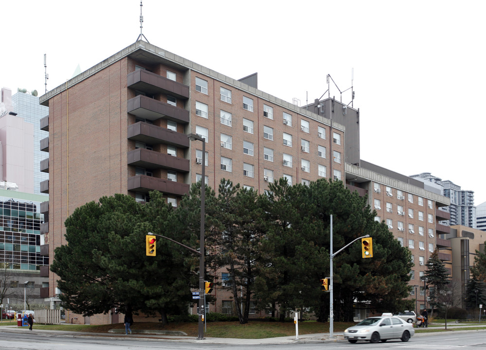 Beecroft Manor in Toronto, ON - Building Photo