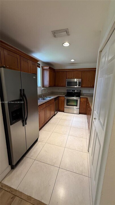 5838 Devonshire Blvd in Miami, FL - Building Photo