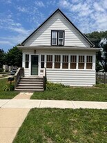 1095 W Hickory St, Unit 2 in Kankakee, IL - Building Photo