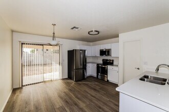 11841 W Wethersfield Rd in El Mirage, AZ - Foto de edificio - Building Photo