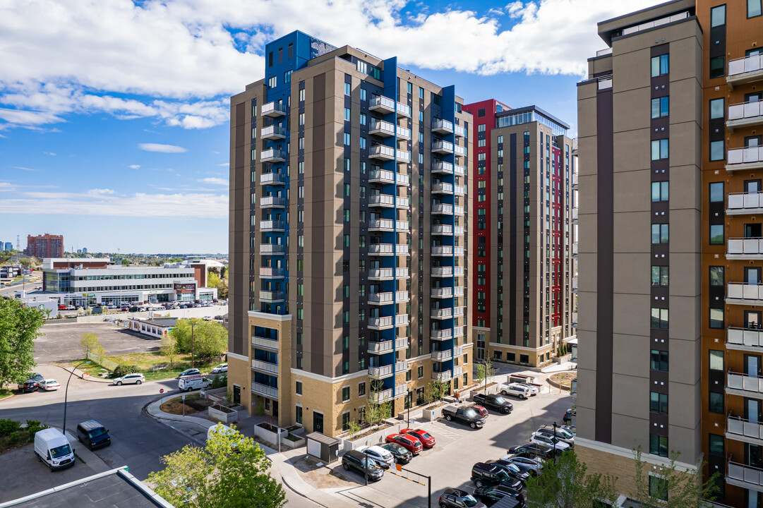 Libra at Lumino Park in Calgary, AB - Building Photo