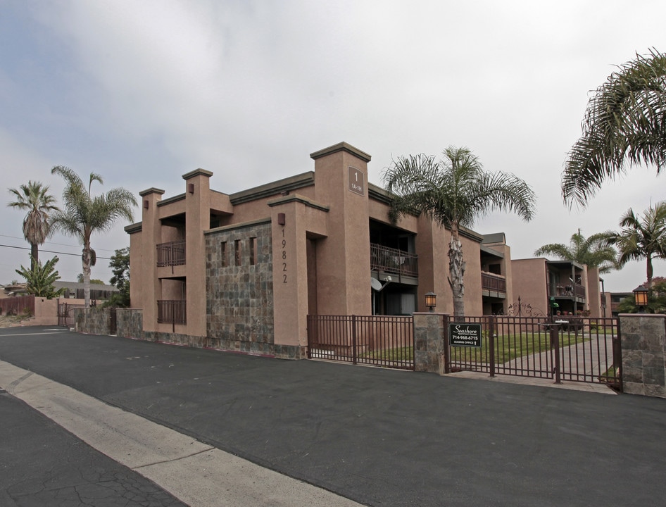 Seashore Apartments in Huntington Beach, CA - Building Photo