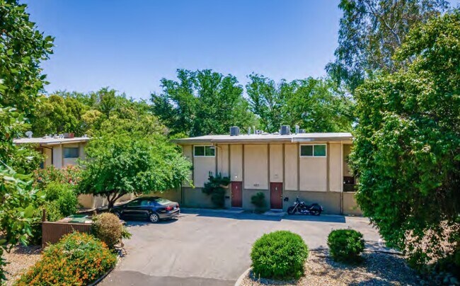 1422 Drake Dr in Davis, CA - Foto de edificio - Building Photo