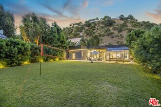 1833 Franklin Canyon Dr in Beverly Hills, CA - Building Photo - Building Photo