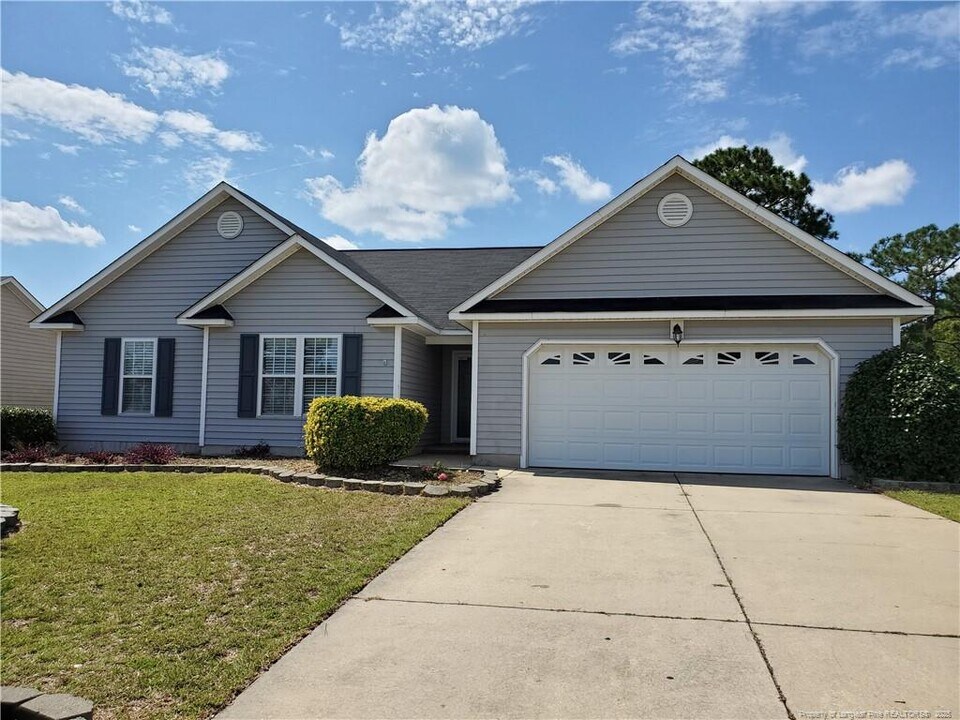 2704 Daniel Boone Ln in Hope Mills, NC - Building Photo