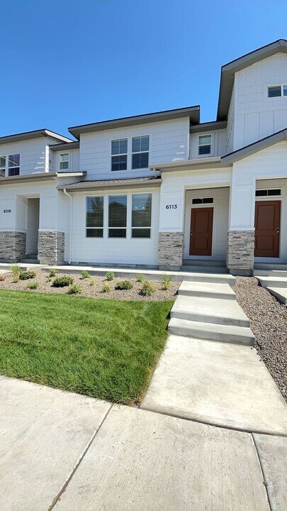 6183 N Hampstead Ave in Garden City, ID - Building Photo