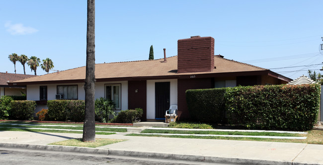 2015 E Almont Ave in Anaheim, CA - Building Photo - Building Photo