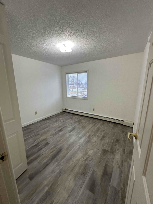 1508 State Hwy 1 in Thief River Falls, MN - Foto de edificio - Building Photo