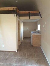 911 Daugherty Rd in Norco, CA - Foto de edificio - Building Photo