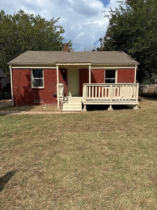 505 E Boeing Dr in Midwest City, OK - Building Photo