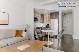 210 W 70th St in New York, NY - Building Photo - Building Photo