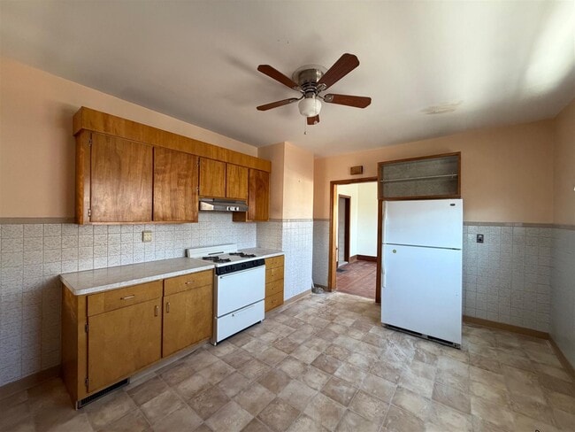 1040 Broadway, Unit 2 in Somerville, MA - Foto de edificio - Building Photo