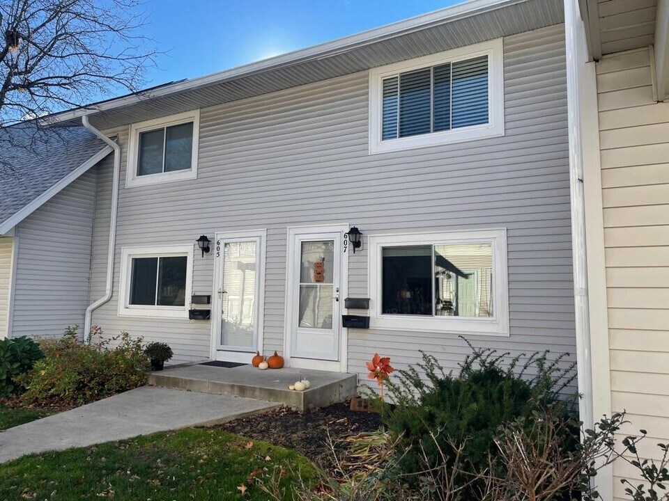 607 Eastbrooke Ln in Rochester, NY - Building Photo