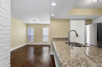 5904 Sandhurst Ln in Dallas, TX - Building Photo - Building Photo