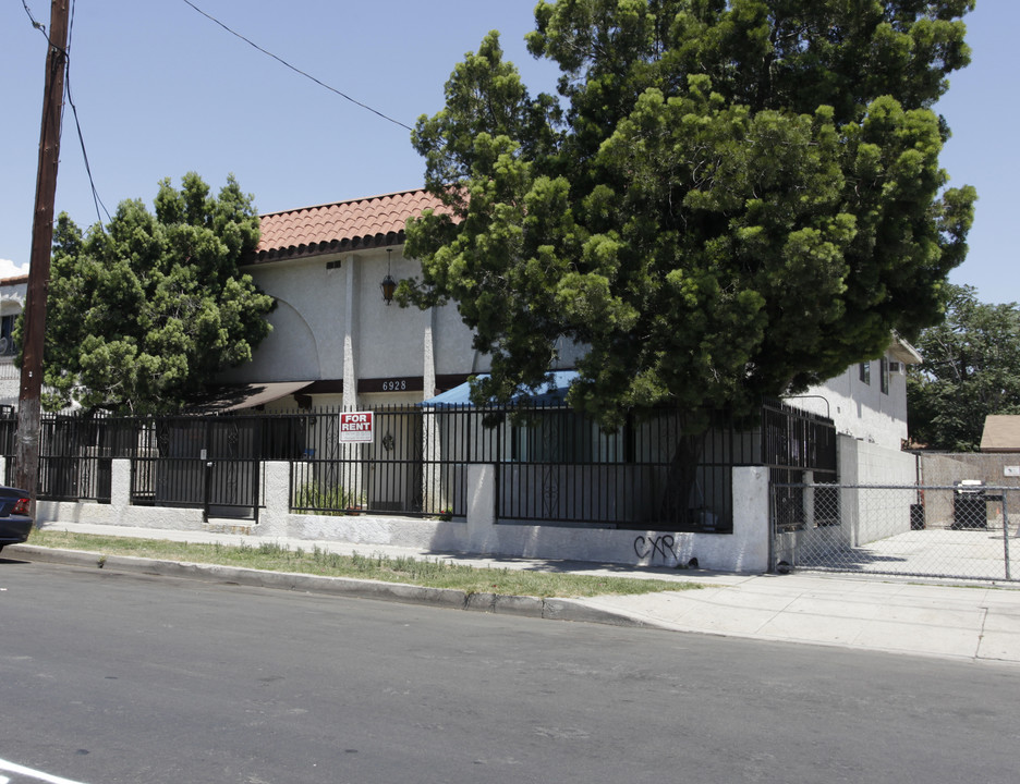 6928 Radford Ave in North Hollywood, CA - Foto de edificio