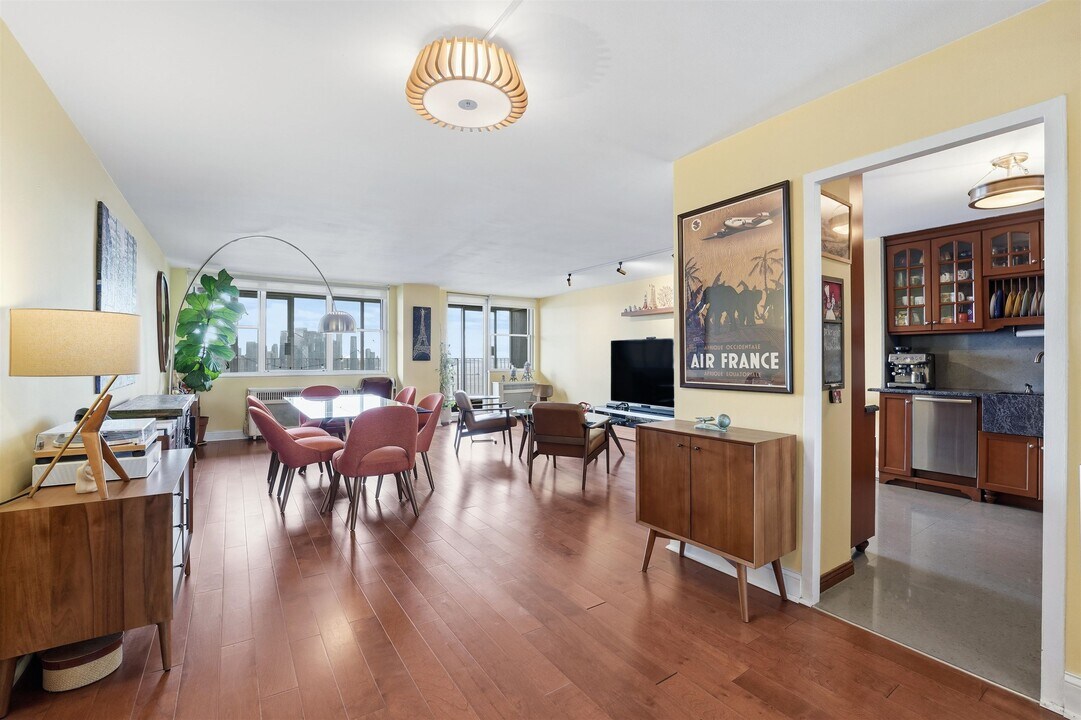 6040 JFK Blvd E in West New York, NJ - Building Photo