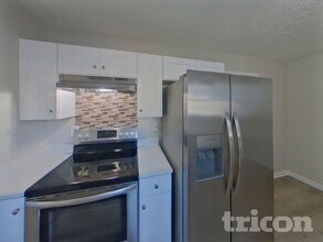 222 Whistle Way in Locust Grove, GA - Foto de edificio - Building Photo