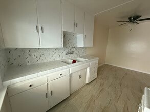 145 Normandie Ave, Unit 8 in Los Angeles, CA - Foto de edificio - Building Photo