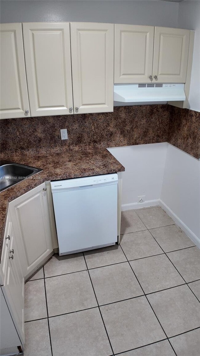 10900 SW 196th St in Cutler Bay, FL - Building Photo - Building Photo