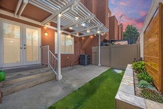 606 Terrace Cir in Huntington Beach, CA - Building Photo - Building Photo