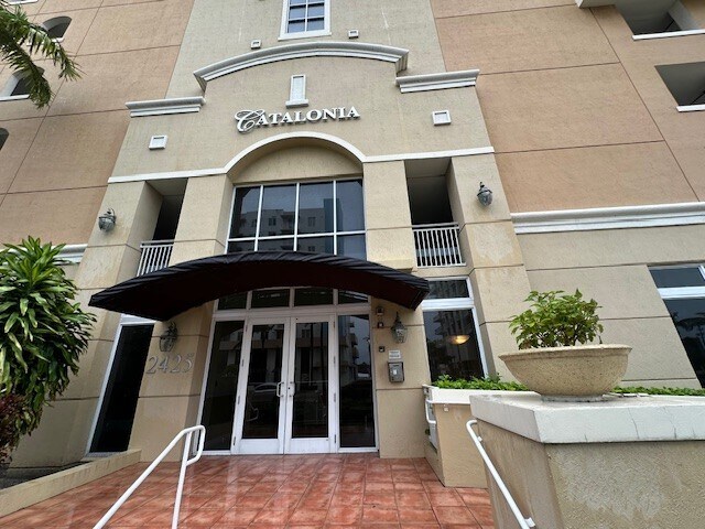 2425 SW 27th Ave, Unit 1106 in Coral Gables, FL - Building Photo