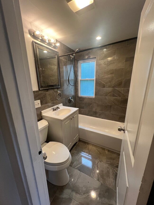 34 Meadowbank Ave, Unit Apartment 2 in Boston, MA - Foto de edificio - Building Photo