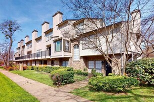 Ashton Square in Dallas, TX - Building Photo