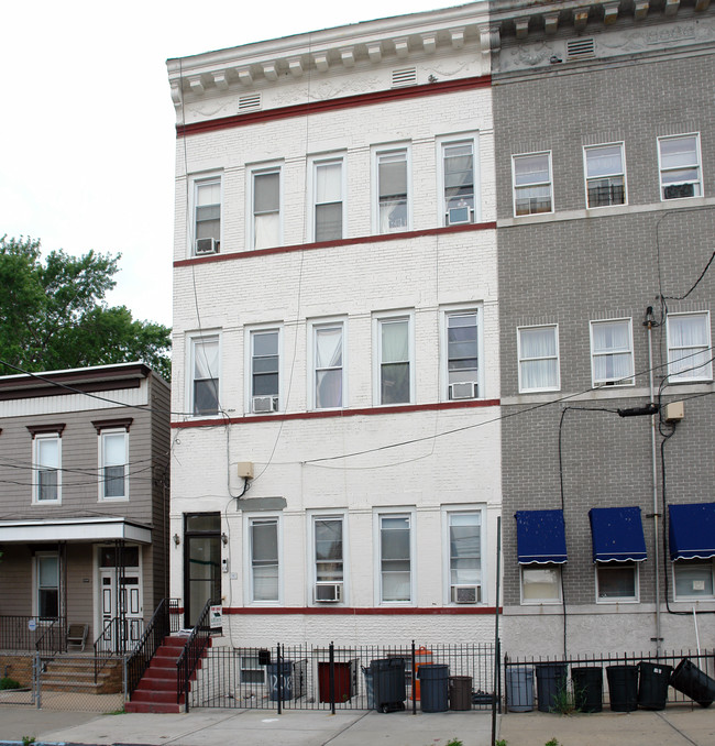 1208 13th St in North Bergen, NJ - Building Photo - Building Photo