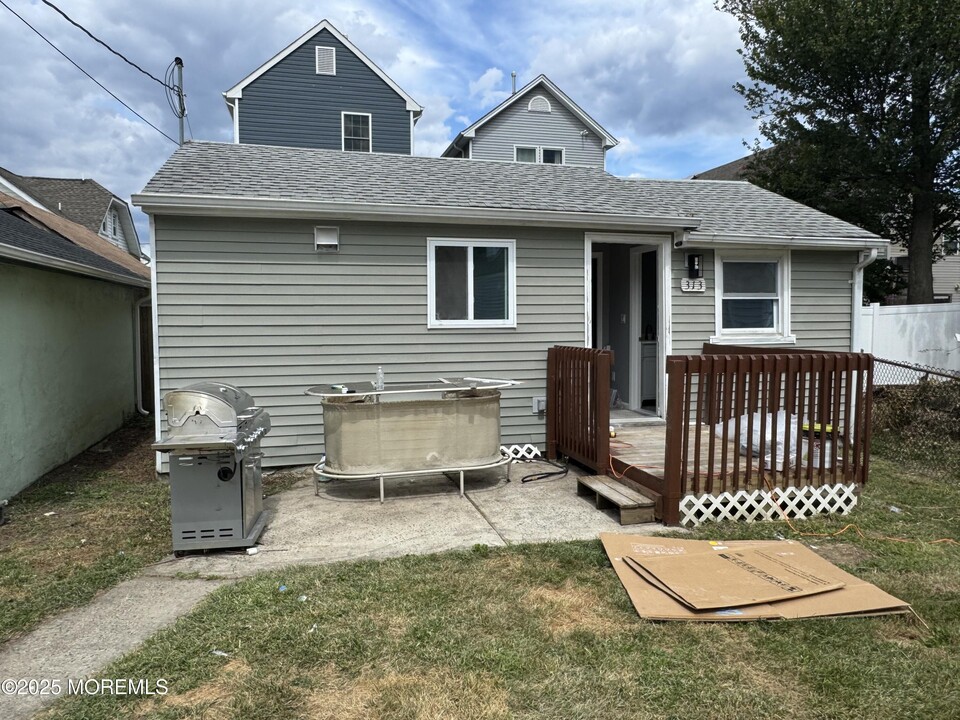 313 Lorillard Ave in Union Beach, NJ - Building Photo