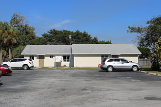 Newton Woods Apartments in West Palm Beach, FL - Building Photo - Building Photo