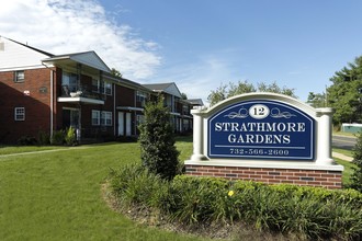 Strathmore Gardens Apartments in Matawan, NJ - Foto de edificio - Building Photo