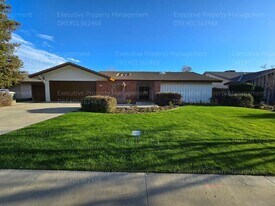 4405 Charter Oaks Ave in Bakersfield, CA - Building Photo
