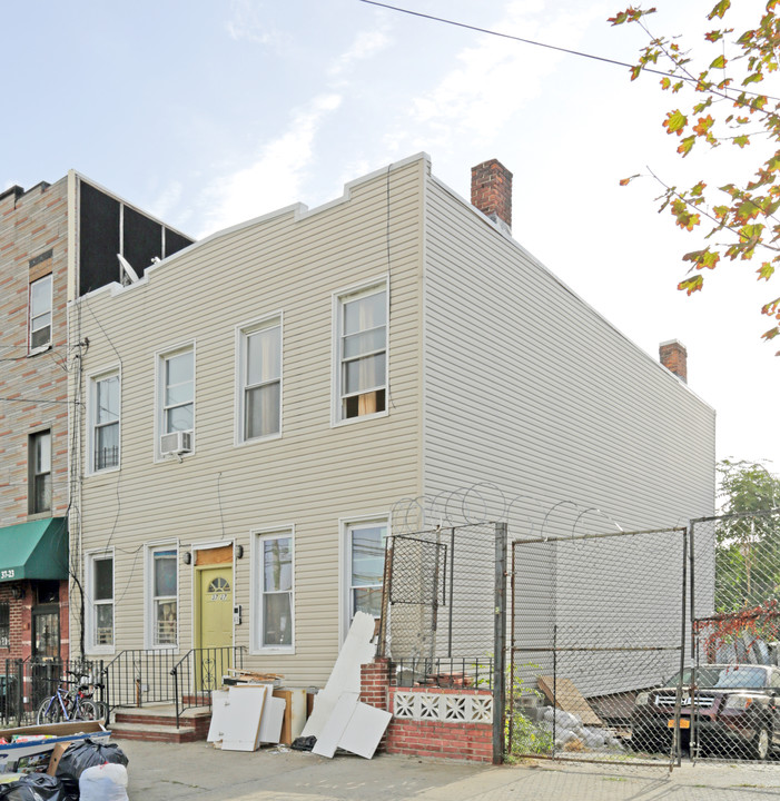 37-27 11th St in Long Island City, NY - Building Photo