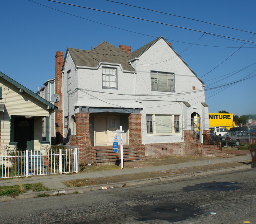 2213-2215 Roosevelt Ave in Richmond, CA - Building Photo