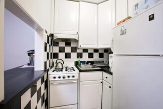 328 E 74th St in New York, NY - Building Photo - Building Photo