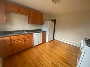 18 Congress Pl in Dedham, MA - Foto de edificio - Building Photo