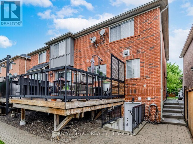 121 Whitwell Dr in Brampton, ON - Building Photo - Building Photo