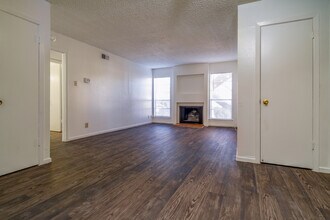 Woods of Brookhollow in San Antonio, TX - Building Photo - Interior Photo