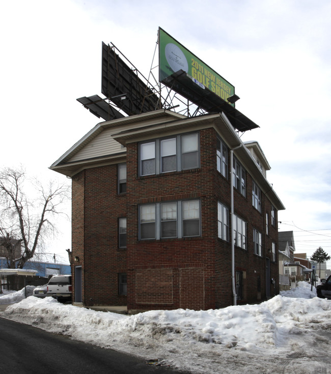 608 Montgomery Pl in Elizabeth, NJ - Building Photo - Building Photo