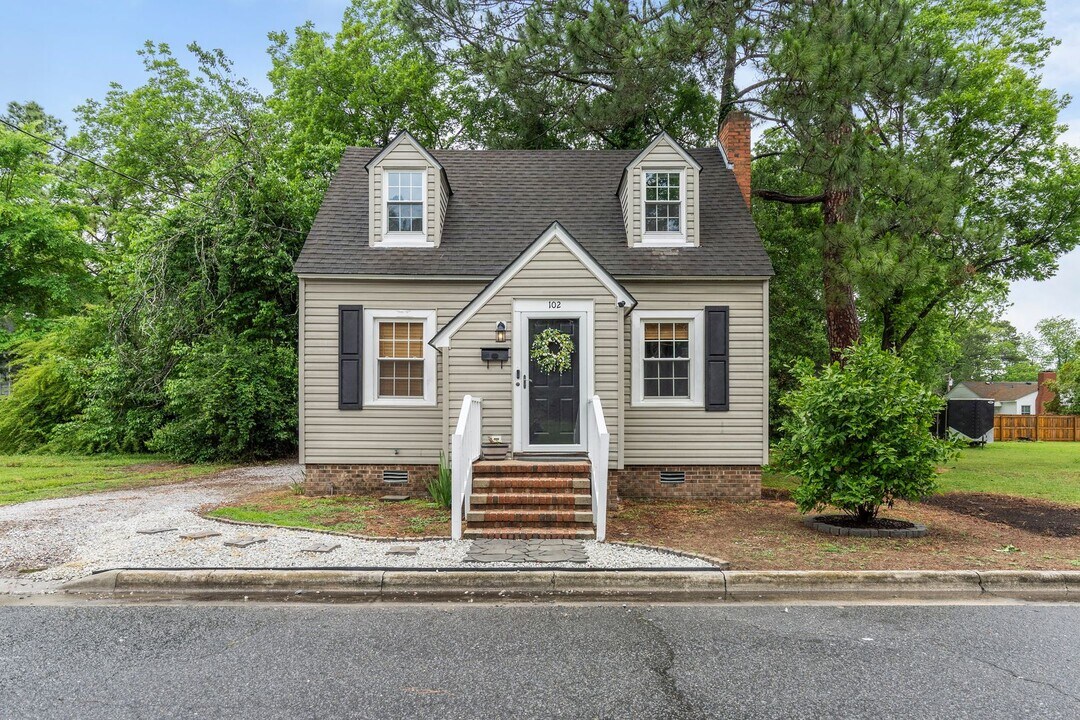 102 E 9th St in Washington, NC - Building Photo
