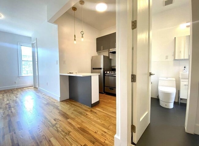 2025 Paulding Ave-Unit -4 in Bronx, NY - Foto de edificio - Building Photo