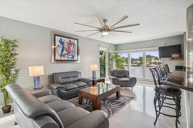 561 Bayshore Dr in Fort Lauderdale, FL - Foto de edificio - Building Photo