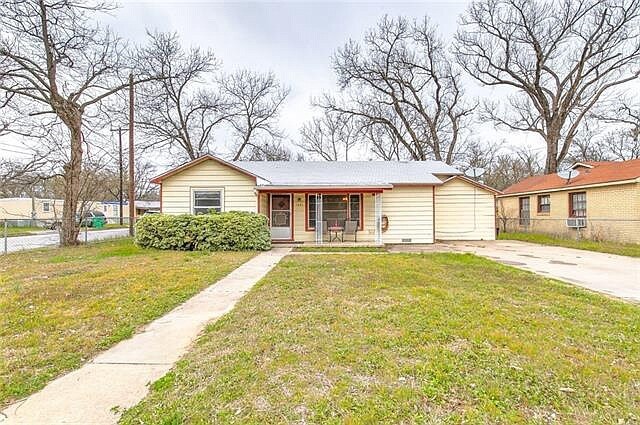 1321 W Frey in Stephenville, TX - Foto de edificio