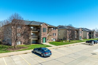 5908-5924 Sutton Dr in Urbandale, IA - Building Photo - Building Photo