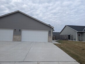 5123 N Cypress St in Bel Aire, KS - Building Photo - Building Photo