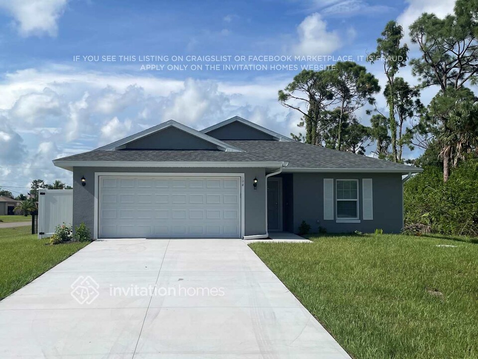 194 Jennifer Dr in Rotonda West, FL - Foto de edificio