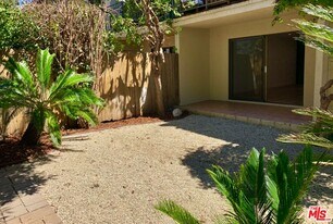 6474 Cavalleri Rd in Malibu, CA - Building Photo