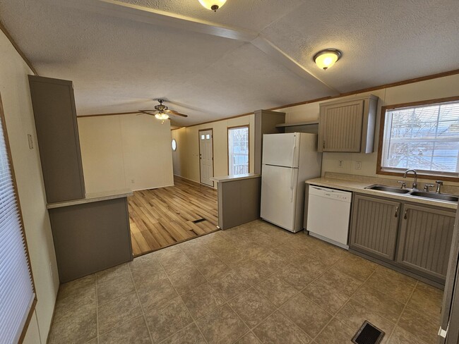 54 Noble Ln in Rome, NY - Building Photo - Building Photo